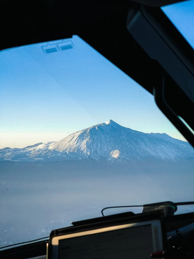 Una hermosa imagen del Teide entre nieve y calima